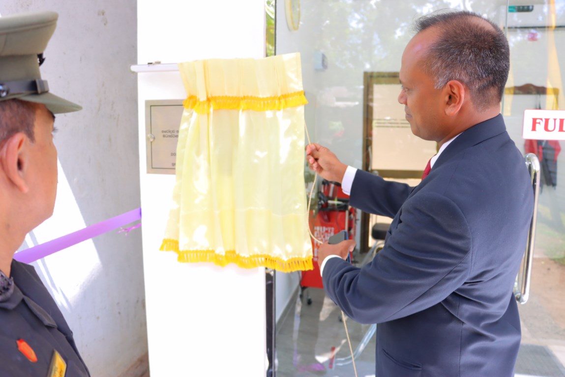 புனர்வாழ்வு பெறுவோரின் நலனுக்காக புதிதாக நிர்மாணிக்கப்பட்ட சிகையலங்கார நிலையத்தைத் திறந்து வைத்தல் மற்றும் நிலைய கண்காணிப்பு விஜயம் – மூன்றாம் நிலைக் கல்வி மற்றும் தொழில்வாண்மை எழுத்தறிவுப் பயிற்சி நிலையம் – சேனபுர